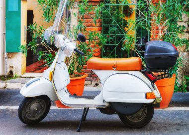 Taormina sokağında Scooter, Sicilya, İtalya