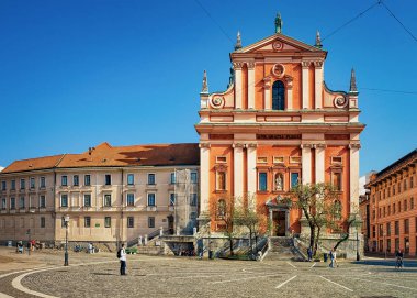 Ljubljana, Slovenya - 29 Nisan 2018: Fransisken Annunciation Kilisesi ve Ljubljana, Slovenya'nın tarihi merkezinde ki Preseren Meydanı'ndaki insanlar