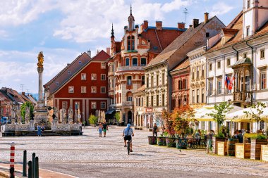 Maribor, Slovenya - 29 Nisan 2018: Slovenya'nın Aşağı Styria şehrindeki merkez meydanda Maribor Belediye Binası ve Veba Sütunu