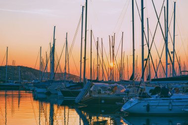 Adriyatik denizinde Izola köyünde marina gemilerde güzel gün batımı, Slovenya