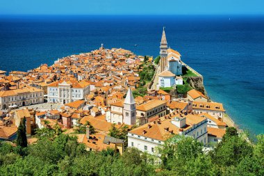 Piran'ın şehir manzarası ve Adriyatik denizi, Slovenya