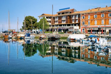 Izola balıkçı köyü Adriyatik Denizi'ndeki limanın dolgu, Slovenya