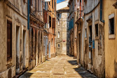 Izola eski şehir tarihi merkezinde eski sokak, Slovenya