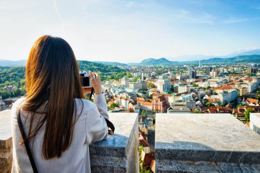 Ljubljana, Slovenya tarihi merkezinde panoramik görünümü fotoğraf çekmek Kız