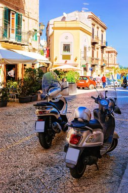 Scooter Monreale kasabanın sokakta, Sicilya, İtalya