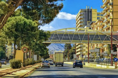 Palermo, Sicilya, İtalya'da yolda arabalar