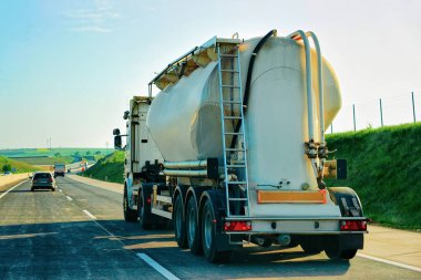Çek Cumhuriyeti'nde otoyolda tanker depolama kamyonu