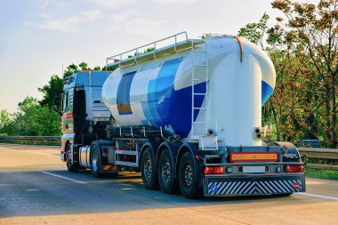 Çek Cumhuriyeti'nde karayolu üzerinde tanker depolama kamyonu