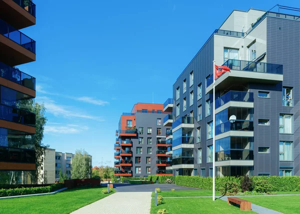 ビリニュス リトアニア 10月 2016 近代的なヨーロッパの建築住宅の建物四半期とフラグ 屋外施設 — ストック写真