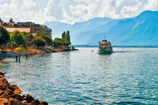 Μόντρε Ελβετία Αυγούστου 2016 Εκδρομή Ανθρώπους Στο Πλοίο Στη Λίμνη — Φωτογραφία Αρχείου