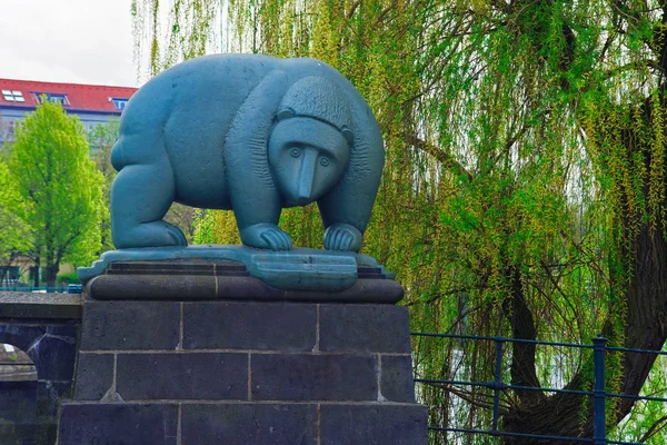 Berlin Germany April 2013 Bear Statue Moabiter Bridge Central Berlin — Stock Photo, Image