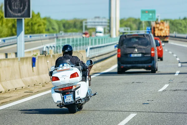 Circa Ostrava Republika Czeska Kwietnia 2018 Motocykl Samochody Drodze Czechach — Zdjęcie stockowe