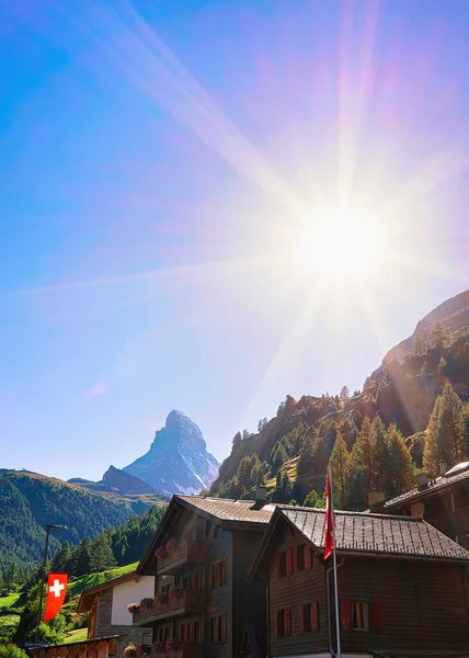 Zermatt Suiza Agosto 2016 Chalets Suizos Tradicionales Zermatt Con Cumbre — Foto de Stock