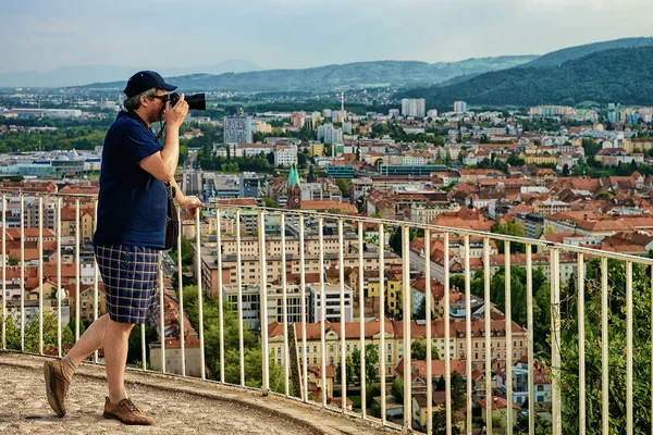 Hombre Con Cámara Tomando Fotos Del Paisaje Urbano Maribor Baja —  Fotos de Stock