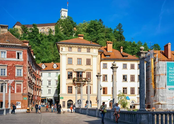 Ljubljana Slovenia April 2018 People Triple Bridge Old Castle Castle — Stock Photo, Image