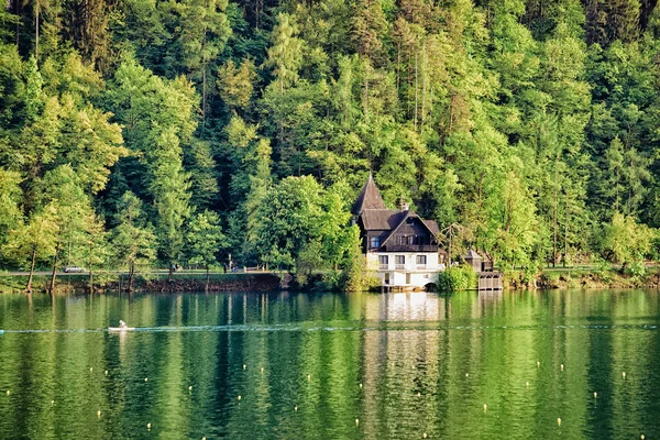 Dům Vykrvených Jezeře Slovinsko — Stock fotografie