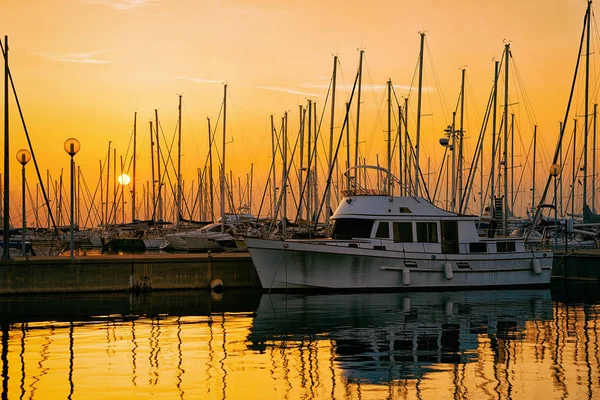 Krásný Západ Slunce Lodích Přístavišti Vesnici Izola Jaderském Moři Slovinsko — Stock fotografie