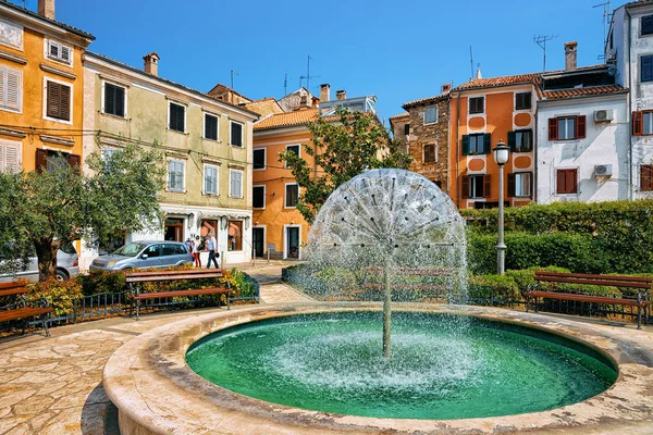 Fontana Nel Centro Storico Della Città Vecchia Izola Slovenia — Foto Stock