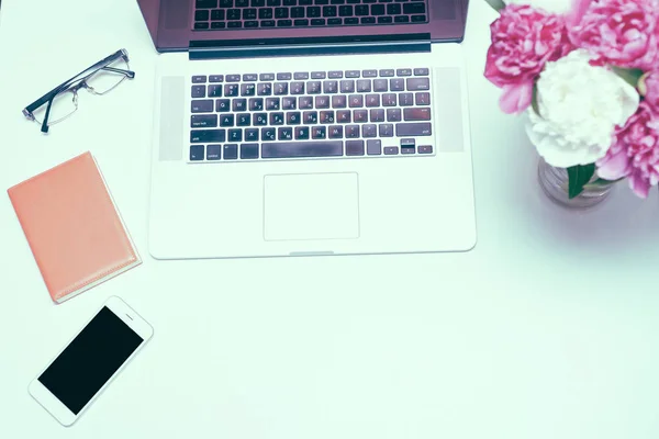 Lugar Trabajo Con Portátil Gafas Cuaderno Flores Peonía Rosa Blanca — Foto de Stock