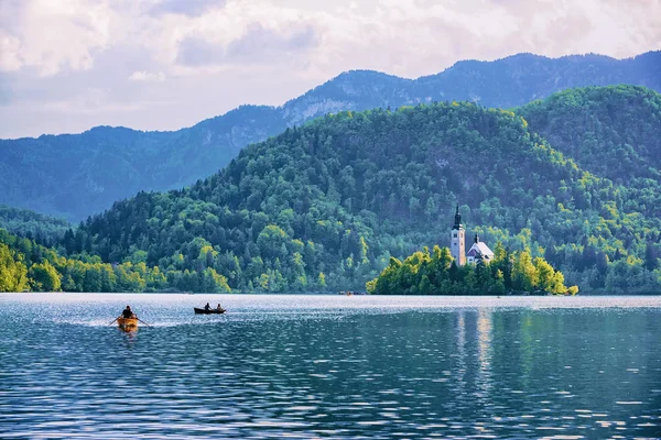 Vacker Natur Med Kyrka Mitten Vid Bled Sjön Slovenien — Stockfoto