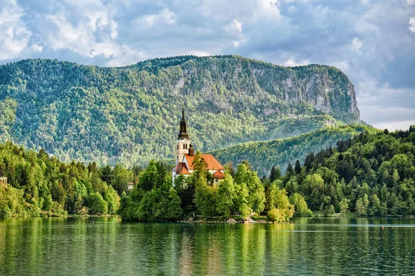 Vacker Natur Med Kyrka Mitten Bled Sjön Slovenien — Stockfoto