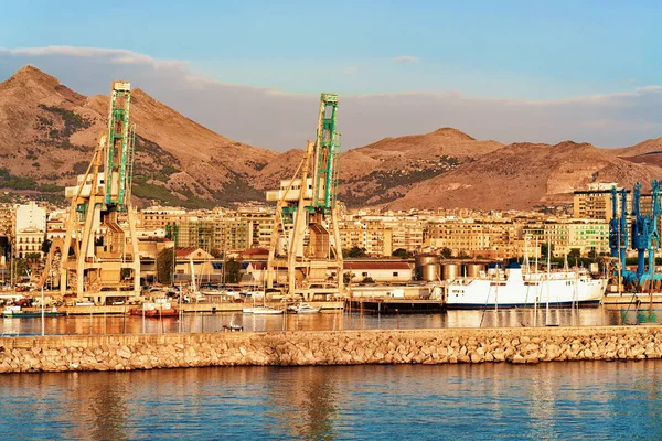 Mediterranian deniz ve limanında gün doğumu, Palermo eski şehir, Sicilya, İtalya