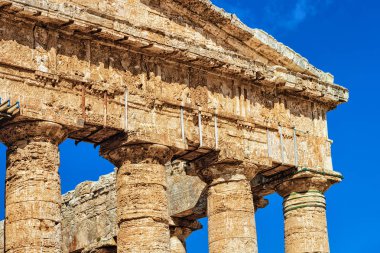 Sicilya adasındaSegesta Doric tapınağının parçası, İtalya