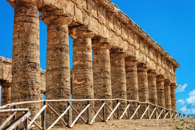 Sicilya'daki Segesta'daki Dorik tapınağındaki parça, İtalya