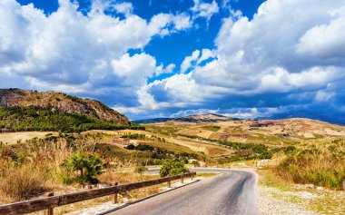 Doric tapınağıve Segesta peyzaj Yolu, Sicilya adası, İtalya