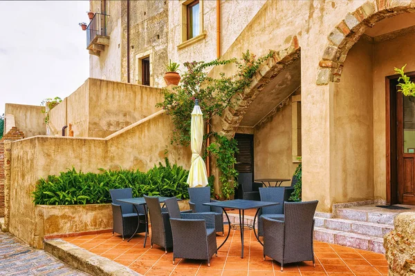 Savoca Sicilya Adasında Masa Sandalyeler Ile Sokak Kafe Talya Godfather — Stok fotoğraf