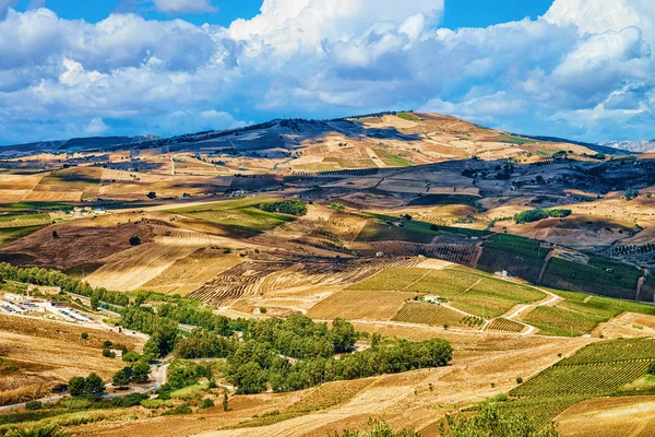 Sicilya adasında Segesta Peyzaj ve yol, İtalya