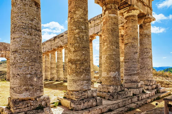 Sicilya adasının Segesta'daki Dor tapınağının bir parçası, İtalya