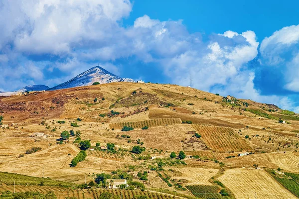 Sicilya'da Segesta'da peyzaj ve yol, İtalya, Avrupa