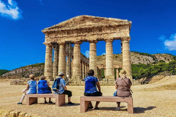 Turistas Templo Doric Segesta Sicilia Italia — Foto de Stock