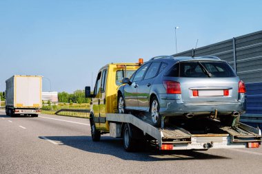 Slovenya'da yolda araba taşıyan çekici kamyon taşıyıcısı.