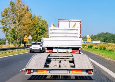 Polonya'da karayolu asfalt yolda Boş Kamyon römork. Kamyon taşıyıcısı