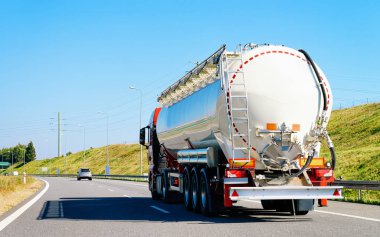 Polonya 'da asfalt yolda beyaz tanker deposu. İş endüstrisi kavramı.