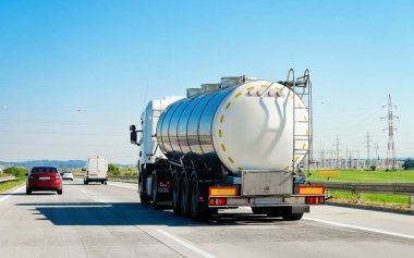 Polonya 'nın asfalt otoyolunda beyaz tanker deposu. İş endüstrisi kavramı.