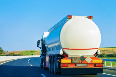 Polonya, asfalt otobanında beyaz tanker deposu. İş endüstrisi kavramı.