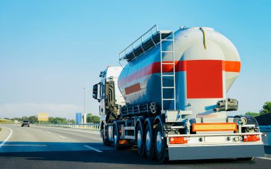 Polonya'da asfalt karayolu tanker depolama kamyon. İş endüstriyel kavramı.