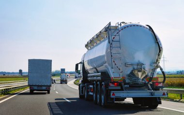 Polonya'da asfalt karayolunda tanker depolama kamyonu. İş endüstriyel kavramı.