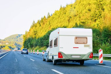 Slovenya'da otoban yolunda Camper rv.