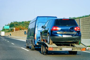 Kaza yaptı Araba taşıyıcı kamyon yolda, Slovenya. Endüstriyel taşıyıcı