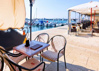 Adriyatik Denizi ve İzola Marina'da kaldırım sokak kafe, Slovenya