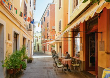 Izola, Slovenya - 17 Eylül 2018: Izola eski şehrinin tarihi merkezinde kaldırım açık sokak kafe, Slovenya