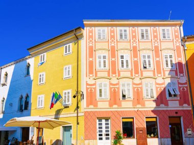 Izola, Slovenya tarihi şehir merkezinde Manzioli meydanının yapı mimarisi