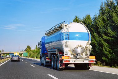 Asfalt karayolu, Polonya'da tanker depolama kamyonu. İş endüstriyel kavramı.