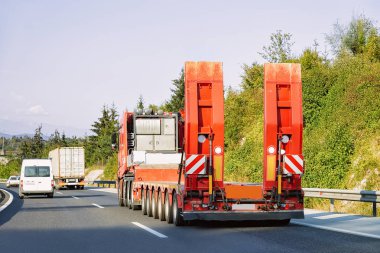 Polonya karayolu asfalt yolda römork kutusu olmadan Kamyon. Kamyon taşıyıcısı