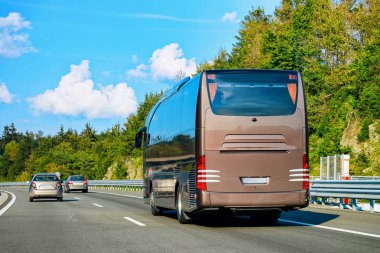 Polonya'da yolda Brown Turist otobüs. Seyahat konsepti.