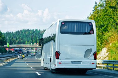 Polonya 'da yolda beyaz turist otobüsü. Seyahat kavramı.